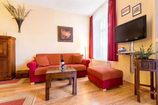 Das Wohnzimmer (Couch mit Schlaffunktion).