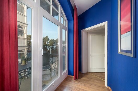 Flur zum Balkon und zum Schlafzimmer.