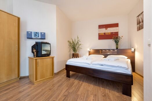 Großes Schlafzimmer mit TV ...