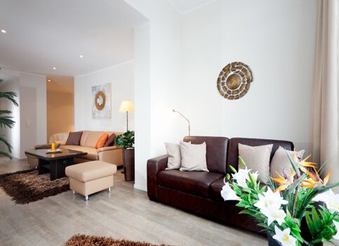 Aufbettungen können auf der dunklen Ledercouch erfolgen