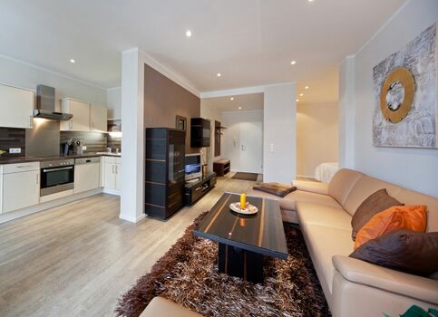 Der Wohnbereich mit Blick zur Küchenzeile.