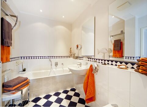 Das schicke Bad - hier die Badewanne.