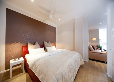 Schlafbereich mit Blick zum Wohnbereich.