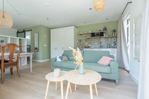 Das helle, geschmackvoll eingerichtete Wohnzimmer