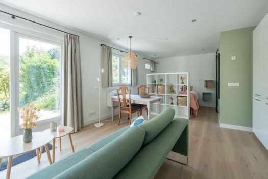 Das Wohnzimmer mit Blick ins Grüne