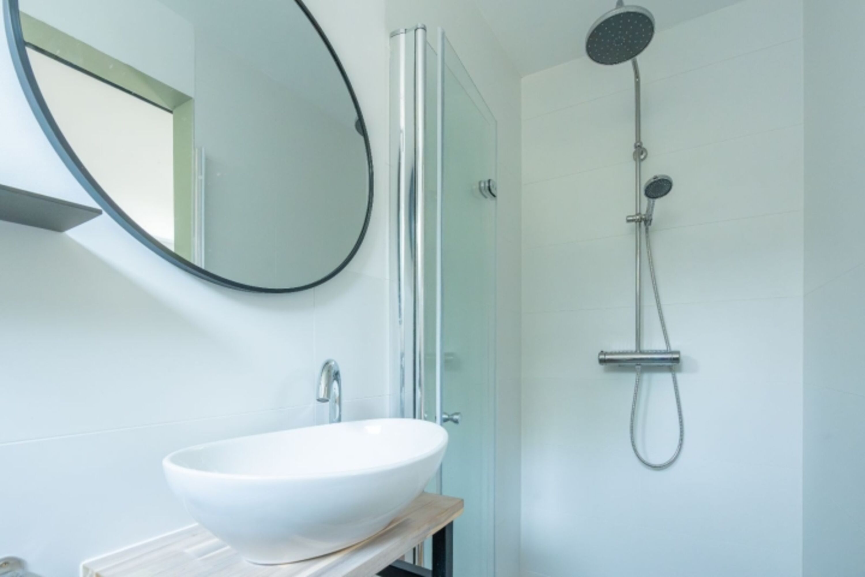 Das neue Badezimmer mit Regendusche, Waschbecken und Toilette