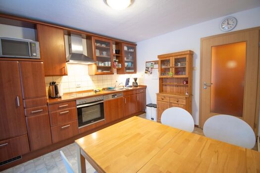 Separate Küche mit weiterem Essplatz - alles da zum entspannten Kochen