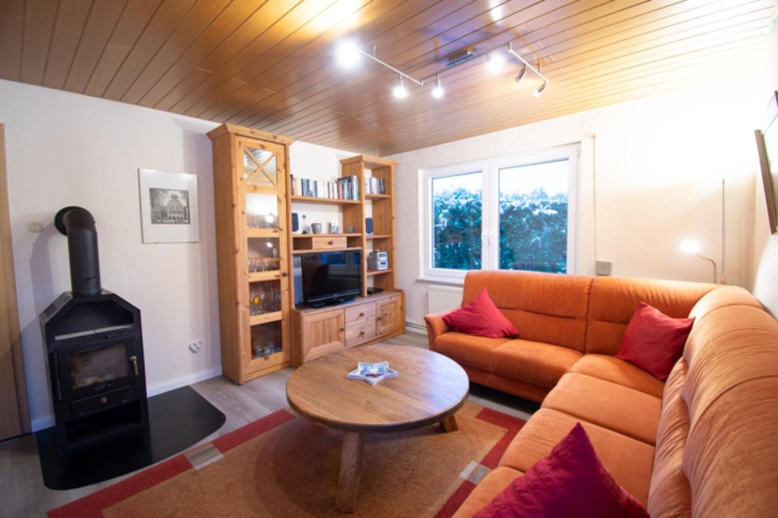 Wohnzimmer mit Kaminofen 