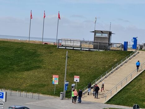 Deich und Nordsee vor der Tür