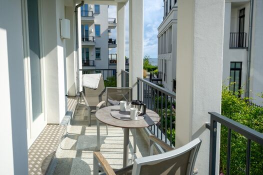 Balkon mit seitlichem Meerblick