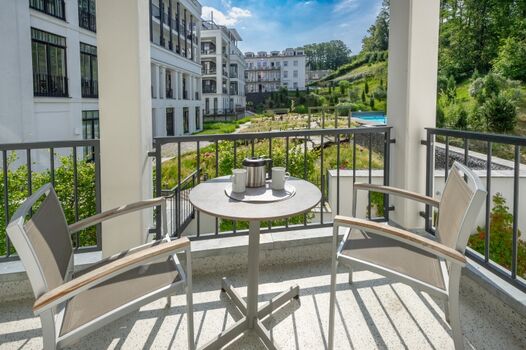 Balkon mit Poolblick