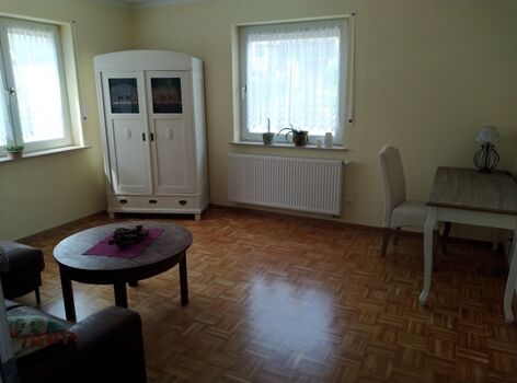 Wohnzimmer mit Schreibtisch