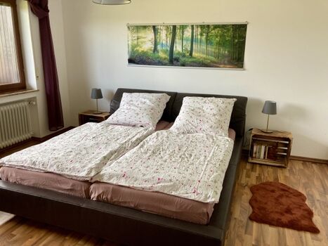 Grosses Schlafzimmer