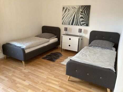 Kleines Schlafzimmer mit zwei Einzelbetten 