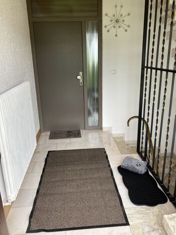 Zur Haustür rein und dann durch die Wohnungseingangstuer in die Ferienwohnung
