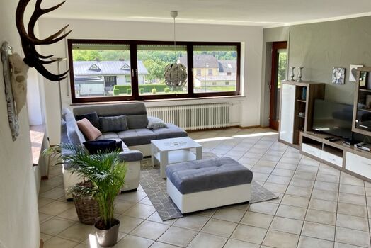 Wohnzimmer mit Balkon 