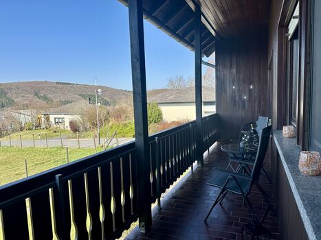 Abends beim Glas Wein auf dem Balkon mit traumhaftem Weitblick