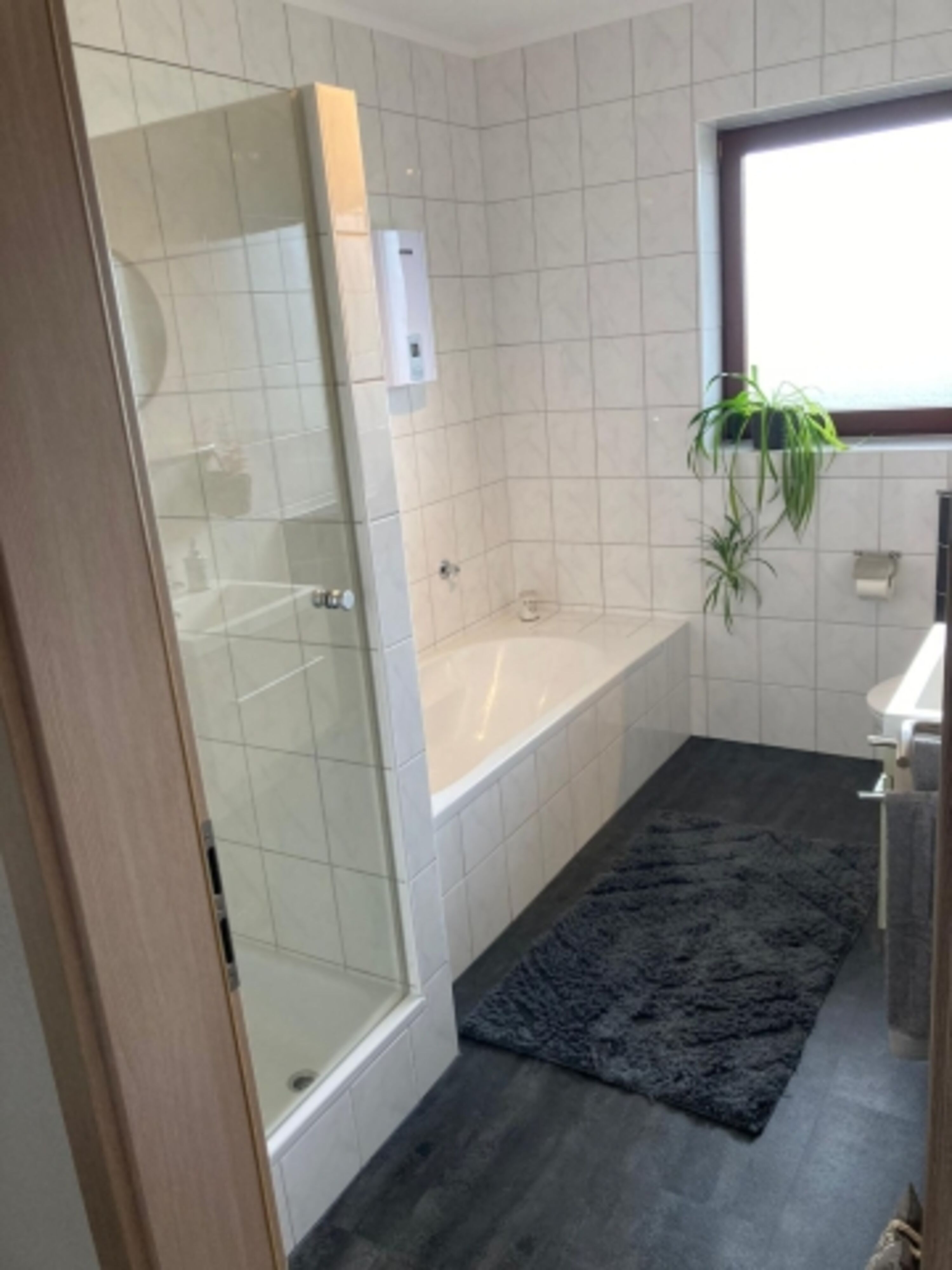 Bad mit Dusche und Badewanne