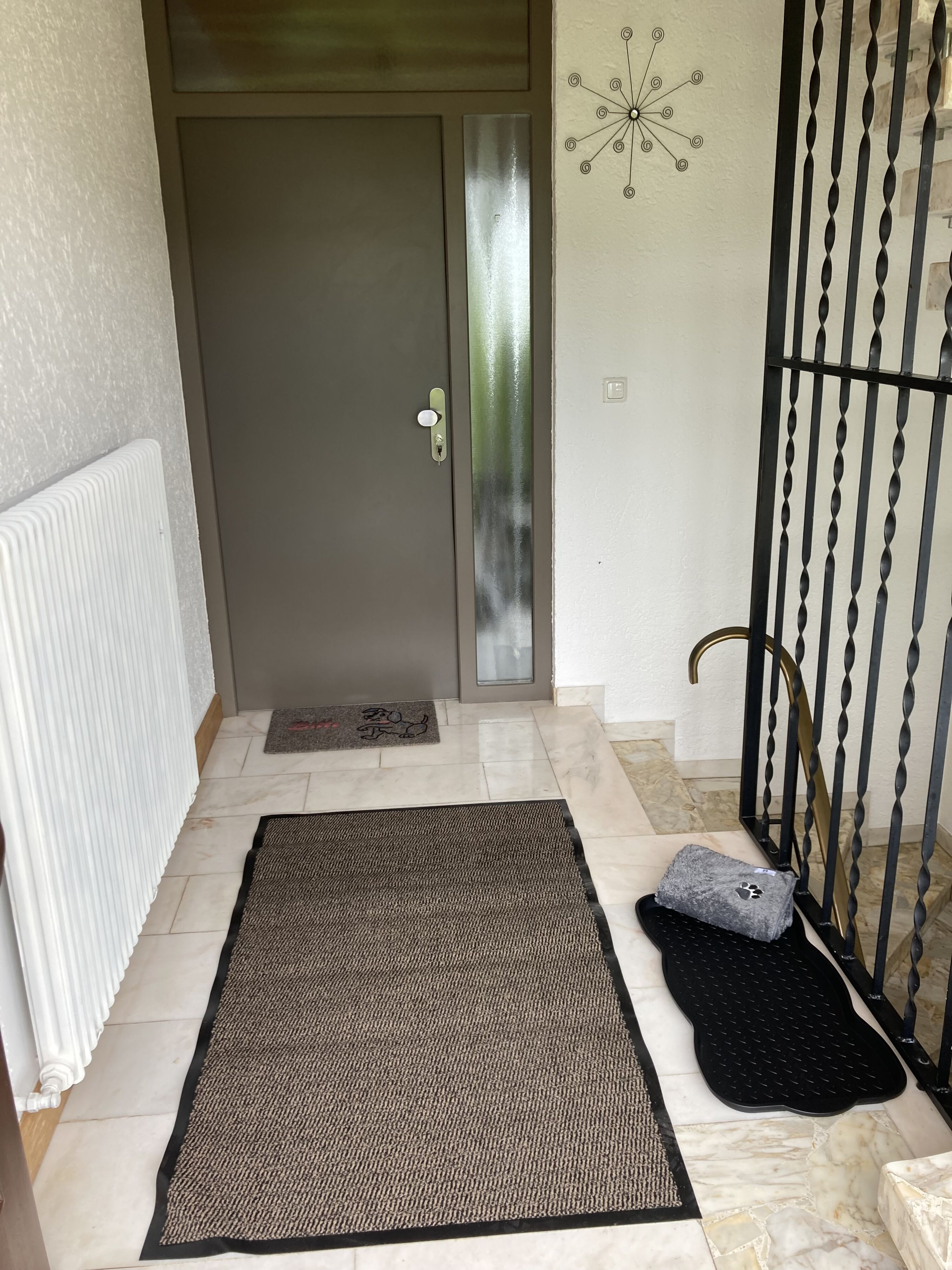 Zur Haustür rein und dann durch die Wohnungseingangstuer in die Ferienwohnung