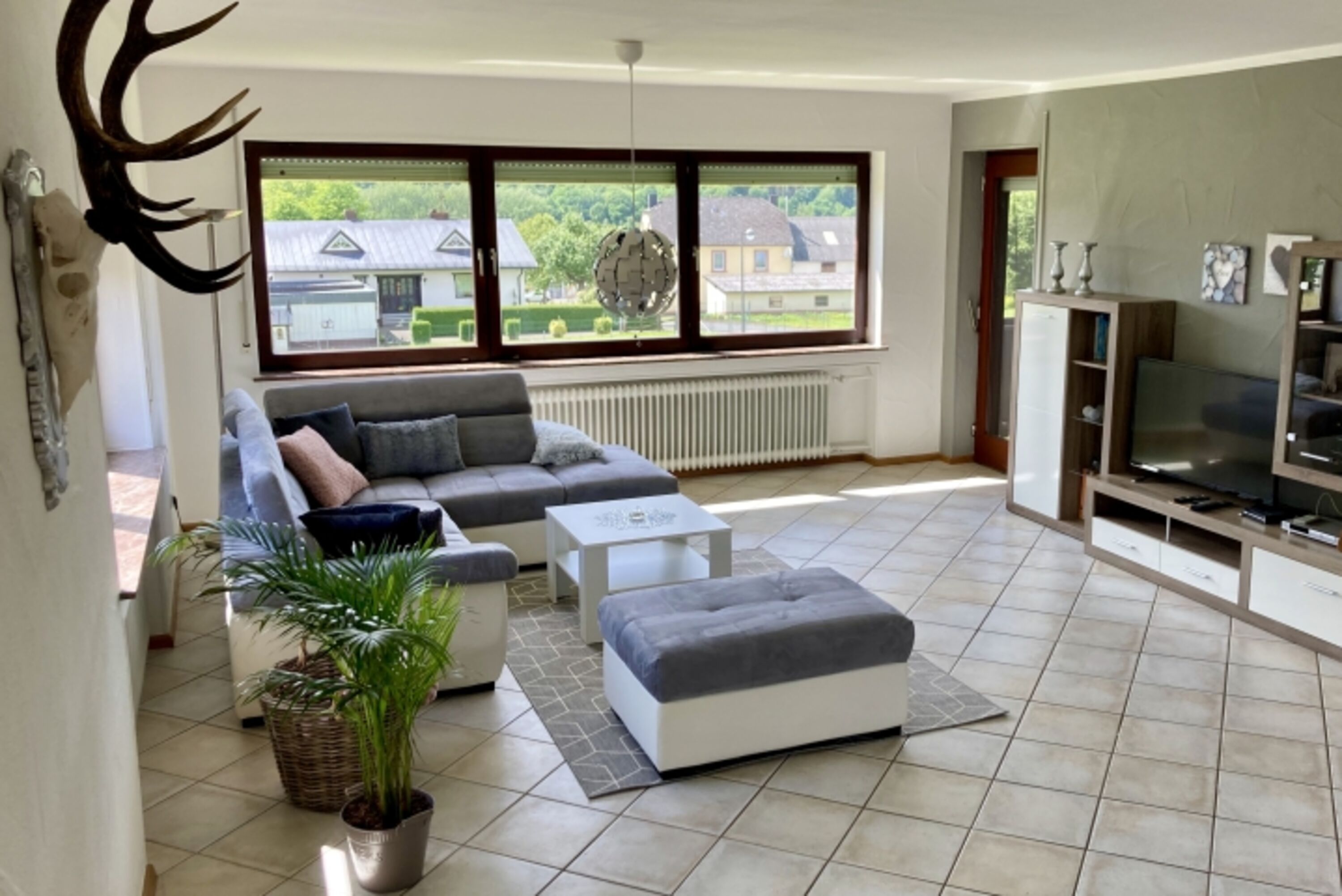 Wohnzimmer mit Balkon
