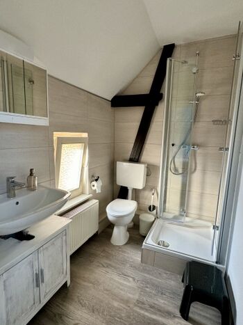 Bod oben mit Dusche, WC und Waschbecken