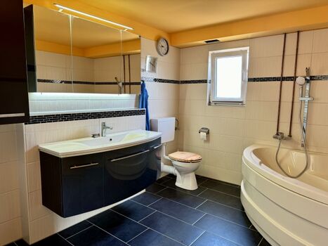 Bad unten mit Wanne, WC und Waschbecken