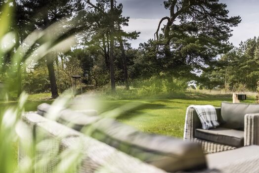 Terrasse mit Blick ins Biotop