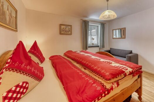 Schlafzimmer mit Fenster u. Schrank