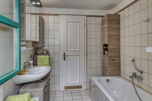 Bad mit Fenster, Badewanne mit Dusche