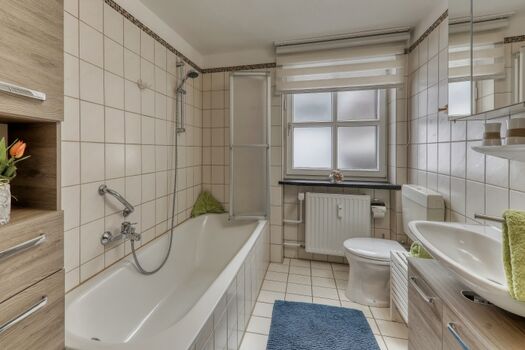 Bad mit Fenster, Badewanne mit Dusche