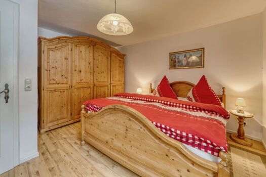 Schlafzimmer mit Fenster u. Schrank