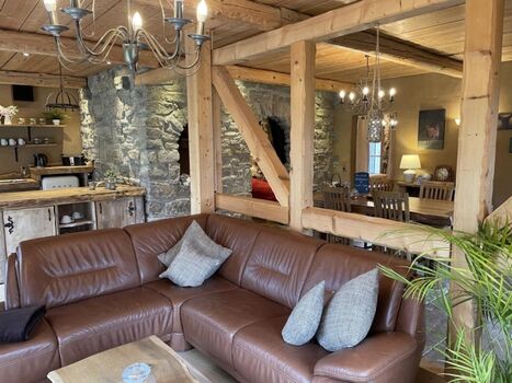 Gemütliche Sitzecke mit offenem Fachwerk und Naturstein in einer besonderen Ferienwohnung in Earls Lane