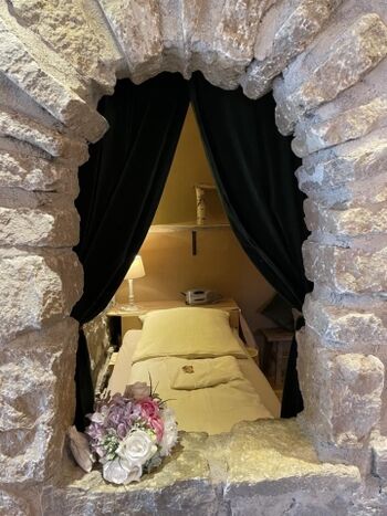 Naturstein-Burg-Innen-Fenster in der Hester Street in Earls Lane