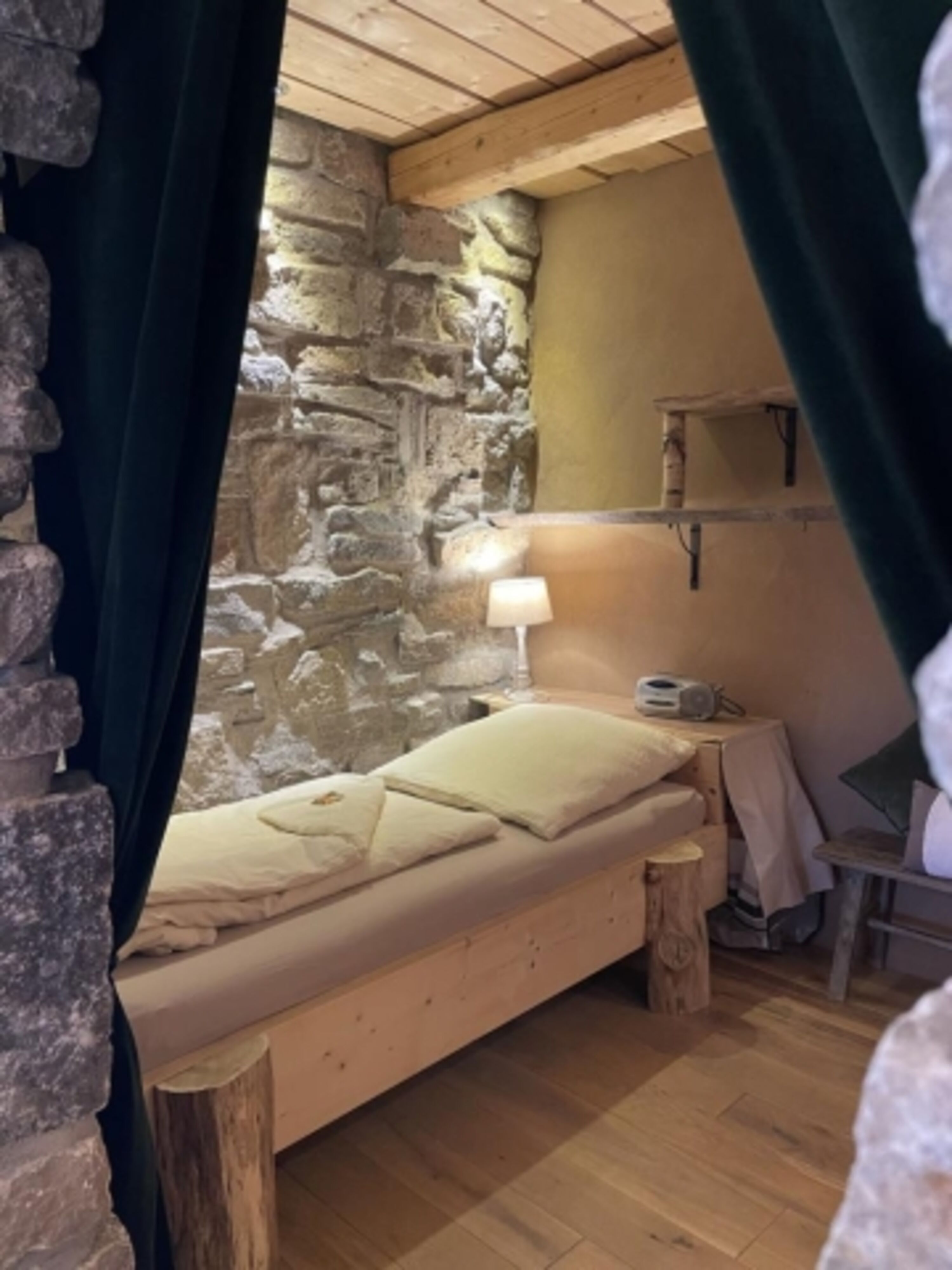 Naturstein Innenzimmer in der Hester Street in Earls Lane im Harz