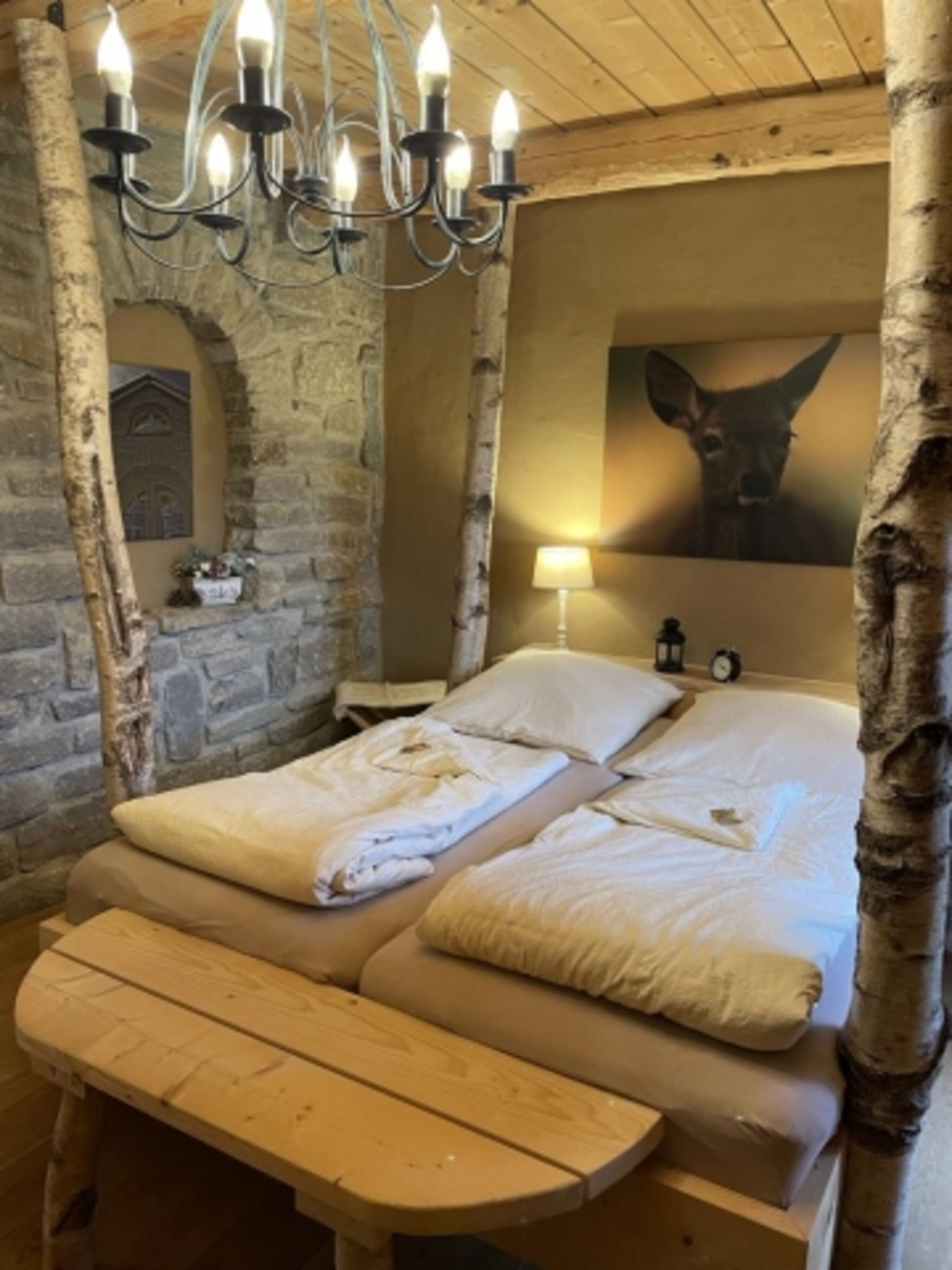 gemütliches Schlafzimmer mit Doppelbett in der Hester Street in Earls Lane im Harz
