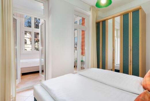 Schlafzimmer mit Austritt zum Wintergarten mit Einzelbe