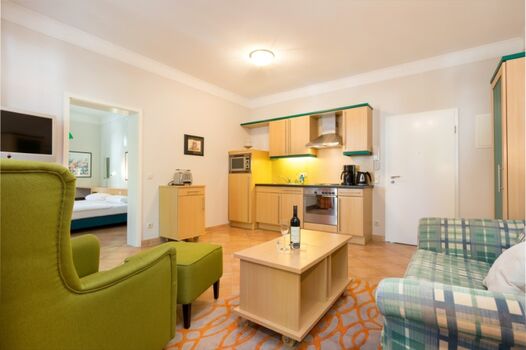 Wohnzimmer mit Blick zur Küchenzeile.