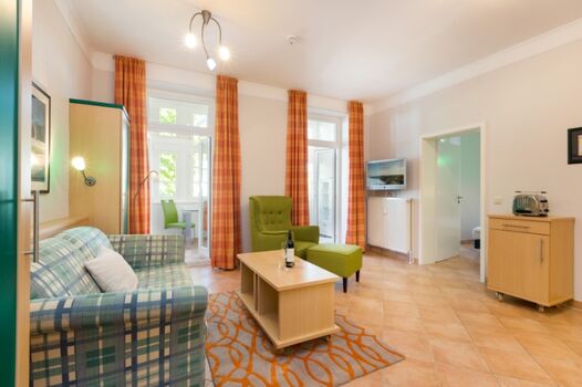 Wohnzimmer mit Blick zu Wintergarten und Schlafzimmer