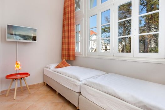 Der "Schlafwintergarten" hat ein zweites TV-Gerät.