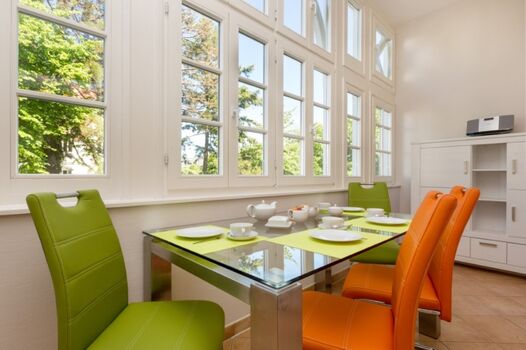 Wintergarten mit Eßbereich.