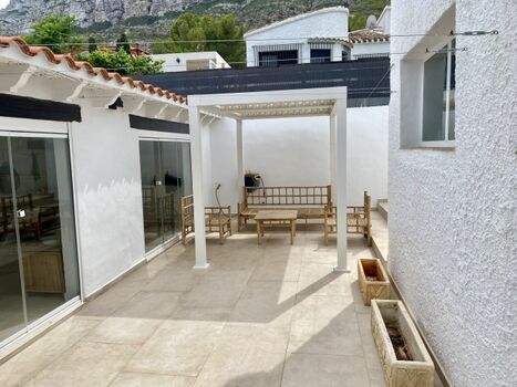 Kleine Terasse mit Pergola