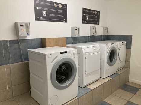 Waschmaschine und Trockner sind im Haus vorhanden.