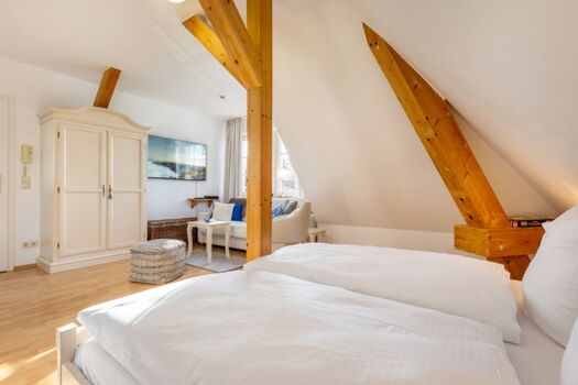 Der hell eingerichtete Wohn-Schlafbereich.