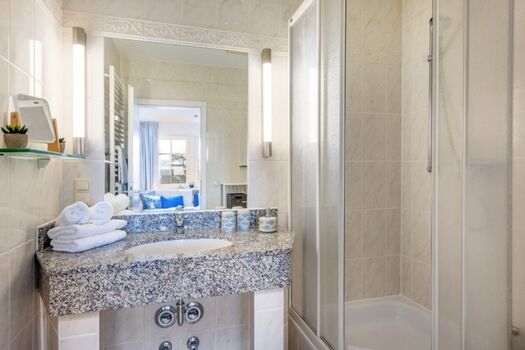 Das Bad bietet einen großen Waschtisch ...