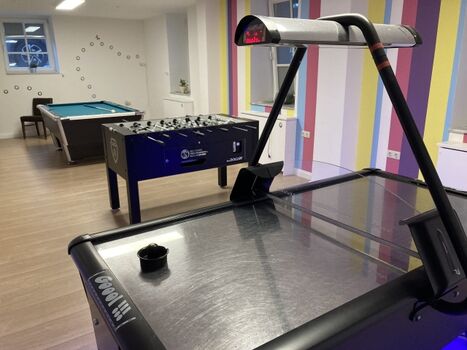 ... AirHockey, Kicker und Dart für die Großen bereit.
