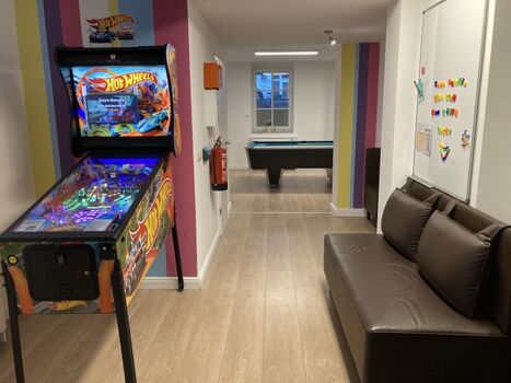 Im TeensClub stehen Flipper, Billiard ..