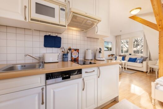 Die Küchenzeile mit Geschirrspüler und SENSEO Maschine.