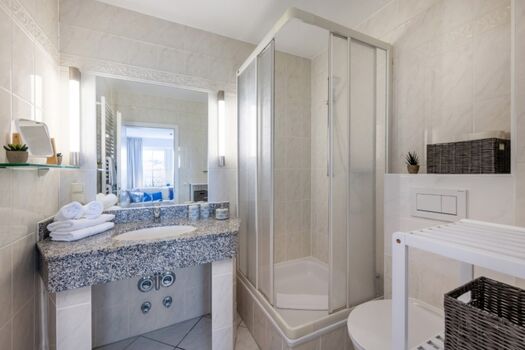 .. Dusche, WC und Handtuchtrockner.