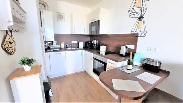 Blick vom Wohnraum in den Küchenbereich