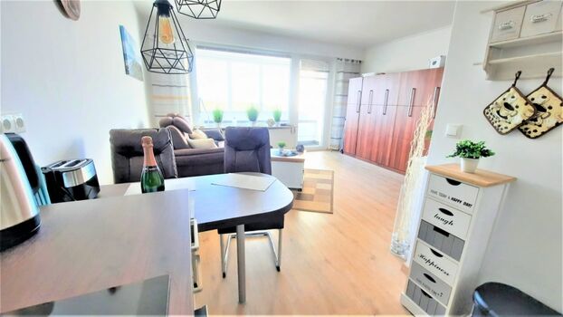 Blick aus der Küche in den Wohn-/Schlafbereich